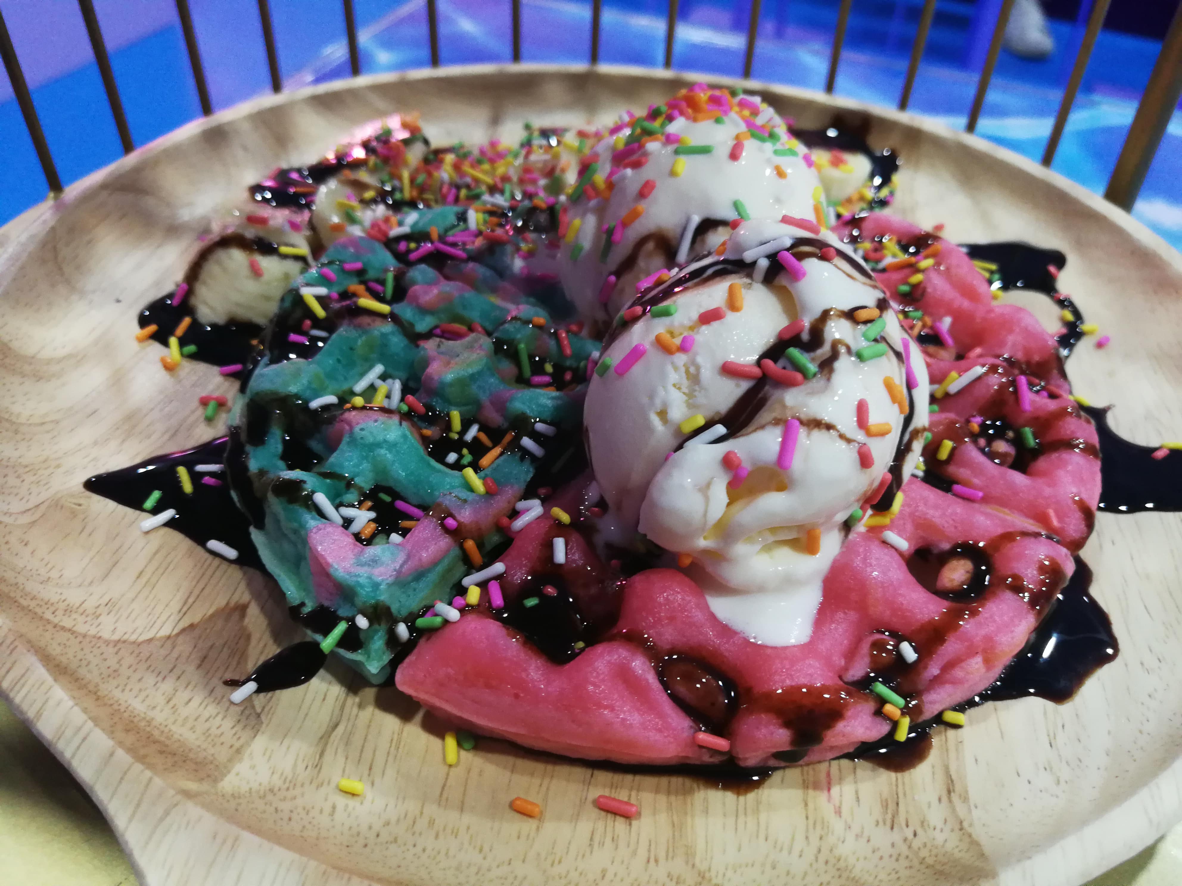 mermaid-cafe-pink-green-waffles