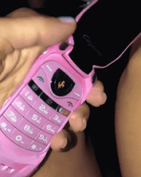 Kim-Kardashian-flip-phone